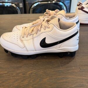 Nike men’s 8' white and Black air Jordan molded baseball cleats.